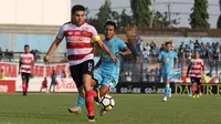 Duel Persela vs Madura United di Stadion Surajaya, Lamongan, Senin (23/7/2018). (Bola.com/Aditya Wany)