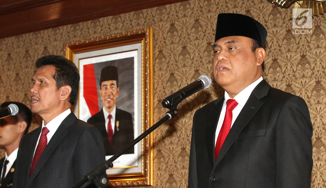 Mantan MenPAN RB Asman Abnur dan MenPAN RB yang baru Komjend Pol Syafruddin menyanyikan lagu Indonesia Raya saat sertijab di Kantor Kementerian PANRB, Jakarta, Rabu (15/8). (Liputan6.com/Fery Pradolo)