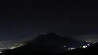 Gunung Prau yang ada di Dataran Tinggi Dieng ini menyimpan pesona yang lebih memukau di malam hari.