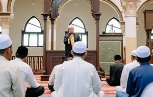 Ilustrasi Khotib yang Menyampaikan Khutbah usai Salat Idul Adha. Foto: Meta AI