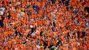 Ribuan suporter Timnas Belanda memadati tribun penonton saat melawan Polandia pada laga Grup D Euro 2024 di Volksparkstadion, Minggu (16/06/2024). (AP Photo/Petr Josek)