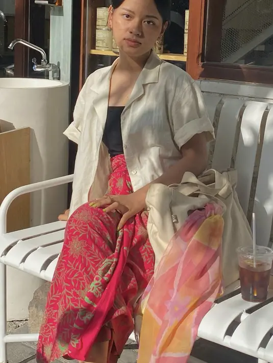 Jian Ayune juga sering terlihat mengenakan kain yang dipadukan dengan kemeja untuk bergaya musim panas. [Foto: Instagram/ Jianayune]