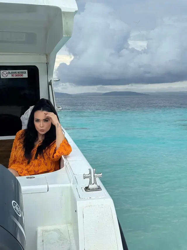 6 Potret Liburan Ajun Perwira dan Jennifer Ipel di Raja Ampat, Tampil Mesra