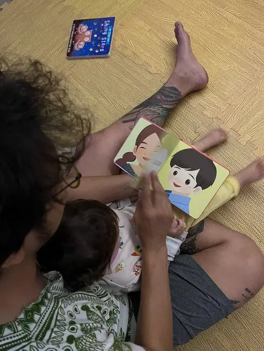 <p>Di tengah kesibukannya, Dimas juga menyempatkan untuk quality time bersama buah hatinya. Salah satu contohnya adalah saat ia membacakan buku cerita untuk Djiwa. [Foto: instagram.com/nadinelist]</p>
