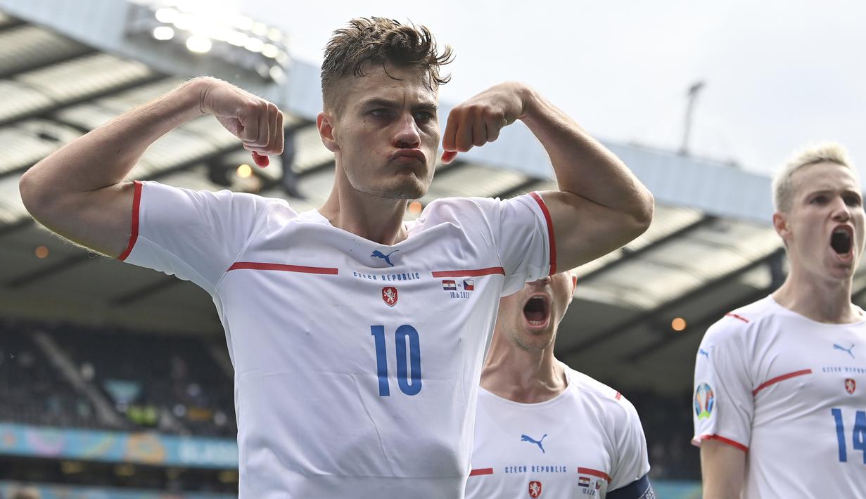 Patrik Schick. Striker Republik Ceska berusia 25 tahun ini telah mencetak 3 gol dalam dua laga di fase grup. Gol pertamanya saat jumpa Skotlandia sangat istimewa karena dicetak dari jarak 45 meter. Bersama Bayer Leverkusen musim lalu, ia hanya mencetak 9 gol dari 29 laga. (Foto: AP/Pool/Paul Ellis)