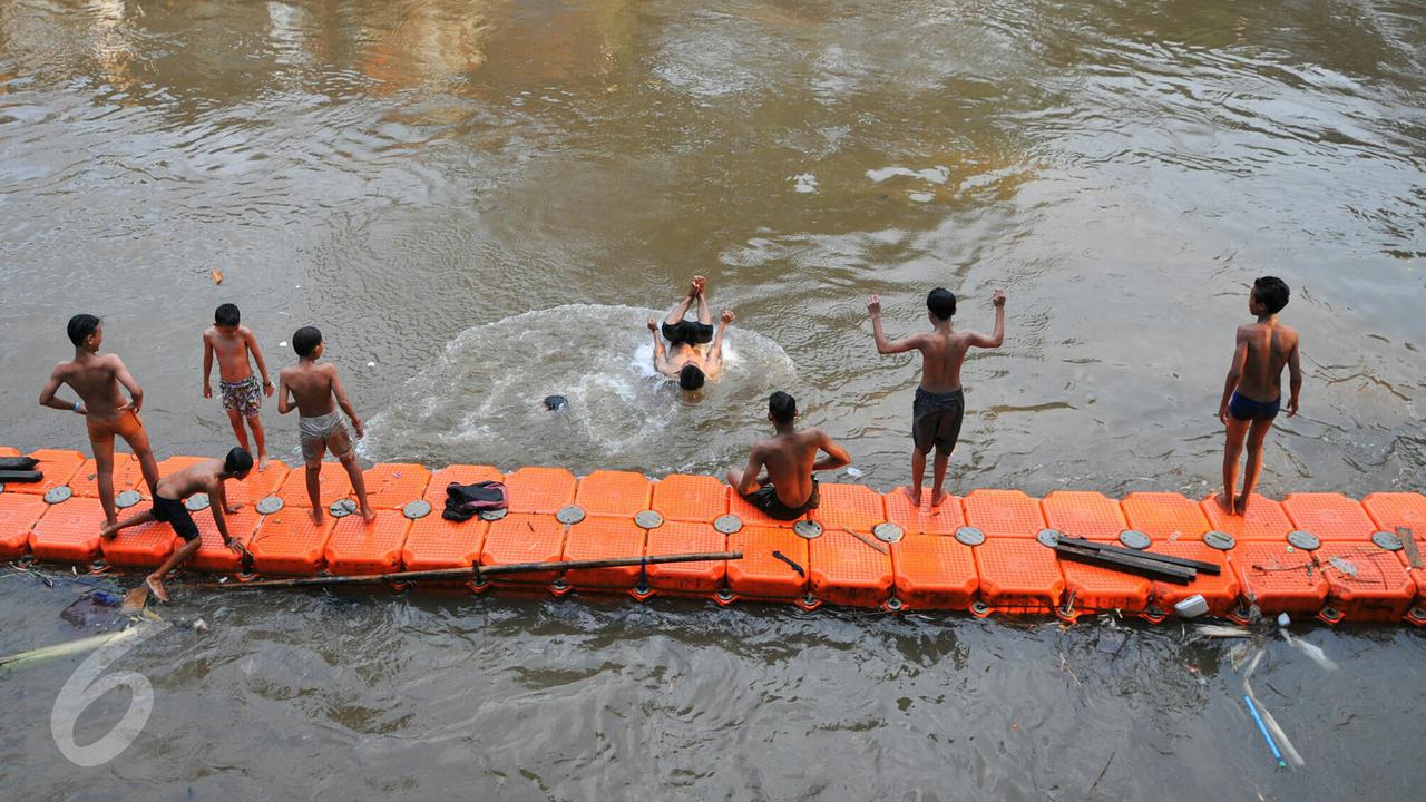 20160518-Air Lebih Bersih, Anak-anak Asik Berenang di Sungai Ciliwung
