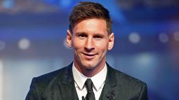 Lionel Messi berpose dengan piala penghargaan sebagai pemain terbaik Eropa 2014-2015 di Monte Carlo, Kamis (27/8/2015). Pemain Argentina itu menyisihkan dua nomine lainnya, Cristiano Ronaldo dan Luis Suarez. (REUTERS/Eric Gaillard)