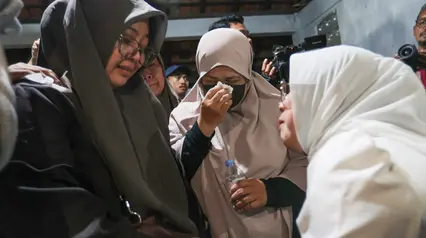 Momen Haru Keluarga Saat Pencarian 5 Jurnalis dan 3 Kru Arupadhatu 1 Dihentikan