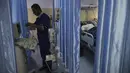 Perawat mempersiapkan peralatan untuk memeriksa pasien di Rumah Sakit Indonesia di wilayah utara Jalur Gaza, 4 Januari 2016. Rumah sakit yang dibangun menggunakan dana dari rakyat Indonesia itu resmi dibuka pada 27 Desember 2015. (REUTERS/Mohammed Salem)