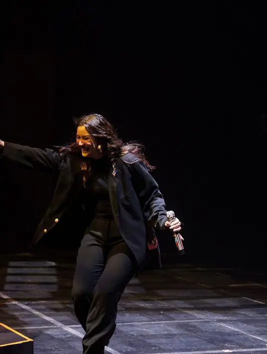 Danilla juga kenakan outfit serba hitam saat manggung. Ia padukan oversized blazer dengan t-shirt dan celana hitam [@danillariyadi]