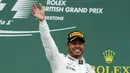 Pebalap Mercedes, Lewis Hamilton, melakukan selebrasi usai menjuarai F1 GP Inggris di Sirkuit Silverstone, Minggu (16/7/2017). Pebalap 32 tahun asal Inggris itu melahap 51 lap dengan catatan waktu 1 jam 21 menit 27,430 detik. (AP/Frank Augstein)