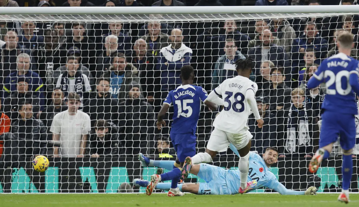 Striker Chelsea, Nicolas Jackson (kiri) mencetak gol ke gawang Tottenham Hotspur yang akhirnya dianulir VAR pada laga lanjutan pekan ke-11 Liga Inggris 2023/2024 di Tottenham Hotspur Stadium, London, Selasa (7/11/2023) dini hari WIB. (AP Photo/David Cliff)
