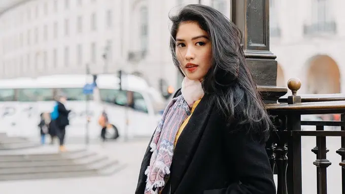 FOTO: Gaya Ochi Rosdiana Dalam Balutan Busana Hitam, Makin Menawan