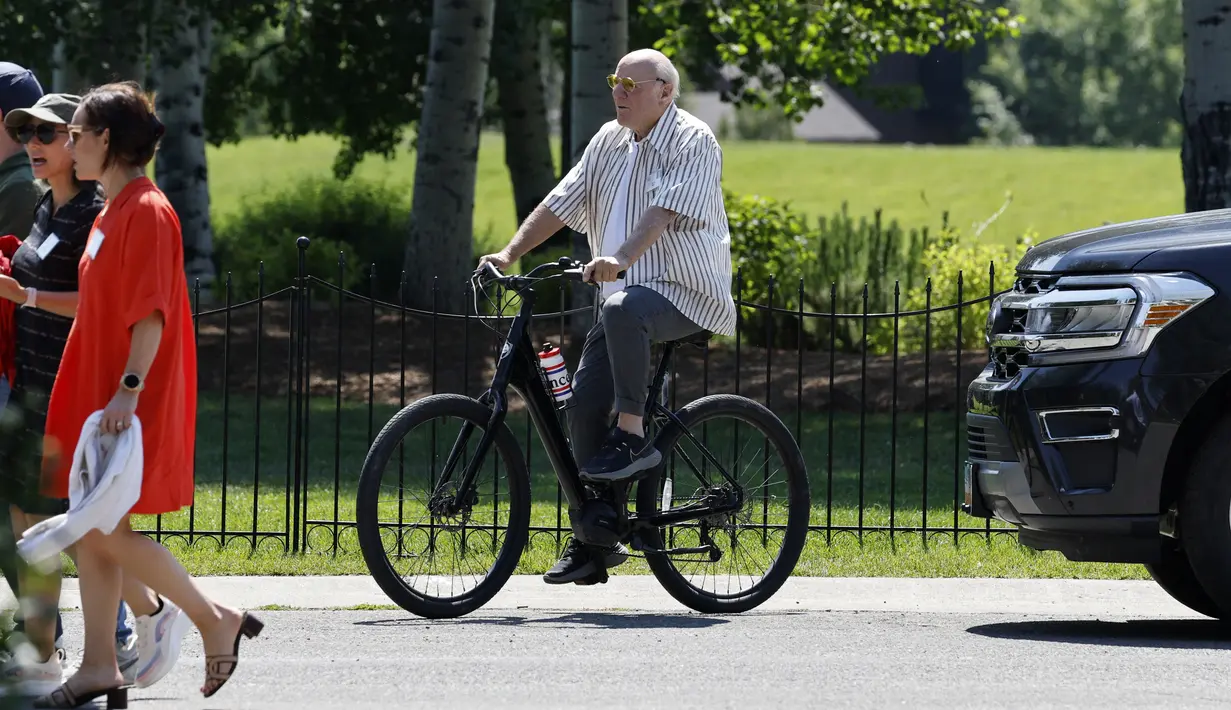 Barry Diller, eksekutif media terkenal dan pendiri IAC  menghadiri konferensi tahunan Allen & Co Sun Valley di Sun Valley, Idaho pada 11 Juli 2024. (KEVORK DJANSEZIAN / GETTY IMAGES NORTH AMERICA / Getty Images via AFP)