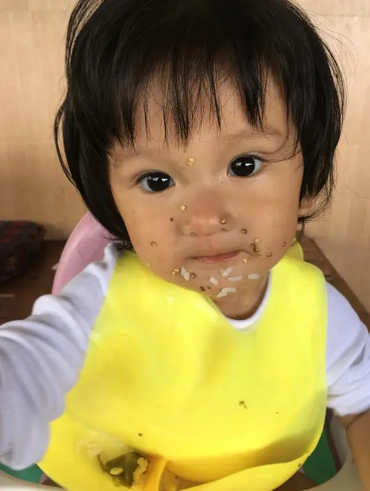 Nah, kalau yang satu ini Sal begitu terlihat menggemaskan saat sedang makan. Di sekitar mulut dan wajahnya, terdapat nasi dan sisa-sisa makanan. Sal tampak begitu polos dan menggemaskan pastinya. (Instagram/atiqahasiholan)