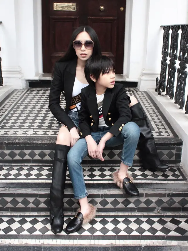 Potret Mischka dan Devon Kei, Kakak Adik Peraih Medali Olimpiade Matematika Internasional. (Sumber: Instagram/winnie_mischkaaoki)