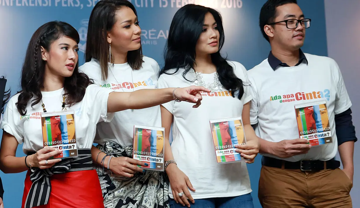 Dalam film AADC? masih menyisakan misteri kelanjutan kisah cinta Rangga dan Cinta yang terpaut jarak dan waktu. (Deki Prayoga/Bintang.com)