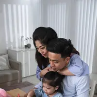Ilustrasi orangtua sedang belajar bersama anak demi meningkatkan kecerdasan anak | copyright freepik.com