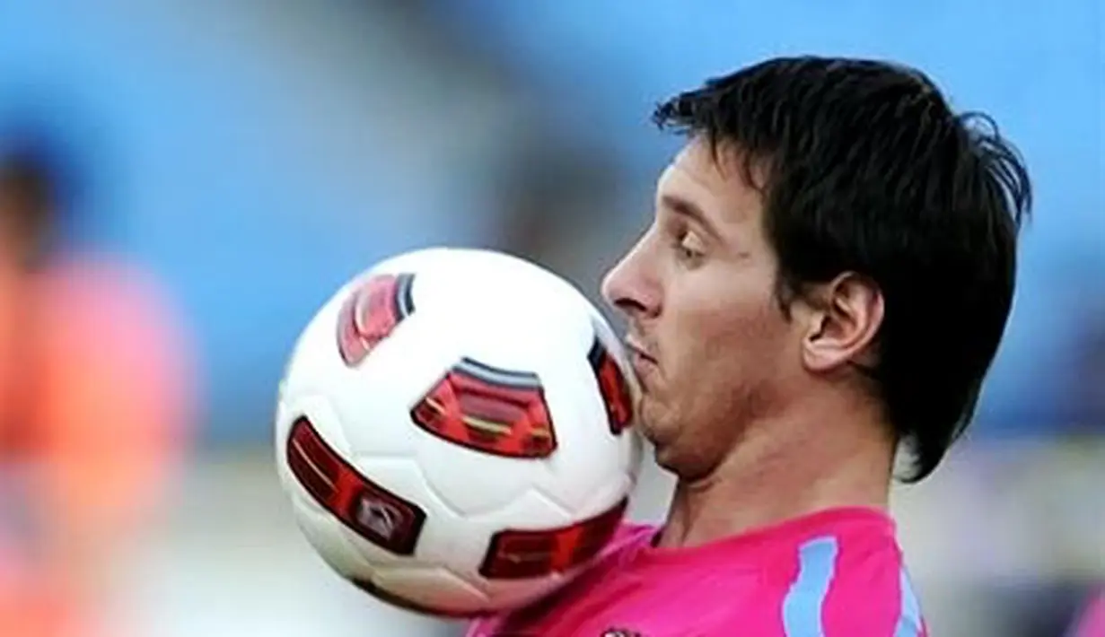 Aksi bintang Barcelona Lionel Messi dalam sesi latihan tur ke Cina pada 6 Agustus 2010.AFP PHOTO/Peter PARKS