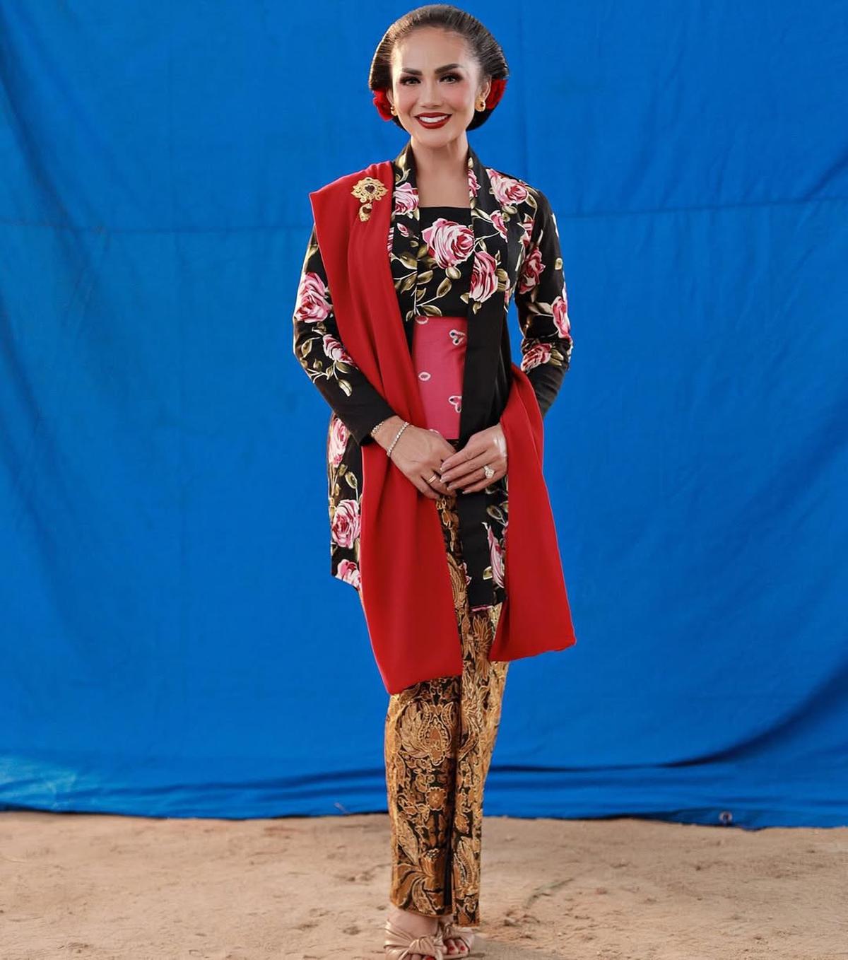 Potret Krisdayanti Tampil Elegan dalam Balutan Kebaya Tradisional