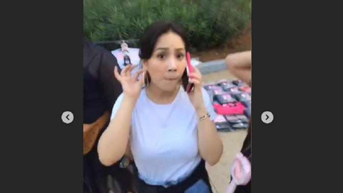 intip gaya nagita slavina nonton konser blackpink