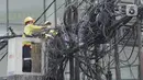 Petugas Dinas Bina Marga DKI Jakarta melakukan penataan kabel utilitas di kawasan Kapten Tendean, Jakarta, Kamis (14/9/2023). (Liputan6.com/Herman Zakharia)