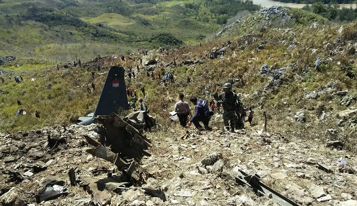 Puing-puing pesawat Hercules jenis C-130 milik TNI AU yang jatuh di kawasan Wamena, Papua, Minggu (18/12). Sebanyak 12 kru dan 1 penumpang pesawat yang dalam sebuah misi perjalanan dari Timika ke Wamena itu dipastikan tewas. (AFP PHOTO/ISLAMI ADI)
