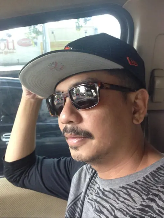 Nikita Mirzani mengaku jika pernah menjalin hubungan selama kurang lebih setahun dengan Indra Birowo. Namun Indra membantah kabar tersebut. (Twitter/birowo)