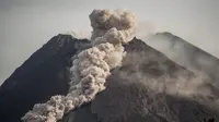 Gunung Merapi memuntahkan batu dan gas  di Yogyakarta (27/1/2021). Hingga saat ini status Gunung Merapi di tingkat Siaga (Level III) sejak 5 November 2020. (AFP/ Agung Supriyanto)
