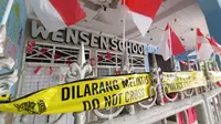 Garis polisi melintang di pagar daycare sekaligus PAUD Wensen School, Jalan Putri Tunggal No. 42, Cimanggis, Depok. Di lokasi ini terjadi kekerasan terhadap anak yang dilakukan oleh pemilik sekolah, Meita Irianty (MI). (Liputan6.com/Dicky Agung Prihanto)