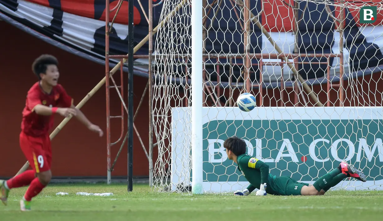 Kiper Thailand U-16, Tissanu Khuptanawin kebobolan gol pettama lewat aksi pemain Vietnam U-16, Nguyen Cong Phuong dalam laga semifinal AFF U-16 2022 antara Thailand U-16 melawan Vietnam U-16 di Stadion Maguwoharjo, Sleman, Rabu (10/8/2022) sore WIB. (Bola.com/Bagaskara Lazuardi)