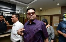 Gaya nyentrik Farhat Abbas serahkan diri ke Polda Metro Jaya