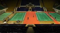 Pekerja menyelesaikan persiapan jelang Kejuaraan Dunia BWF di Istora Senayan, Jakarta, Rabu (5/8/2015).Sebanyak 352 pebulutangkis kelas dunia ikut serta pada turnamen itu. (Bola.com/Vitalis Yogi Trisna)