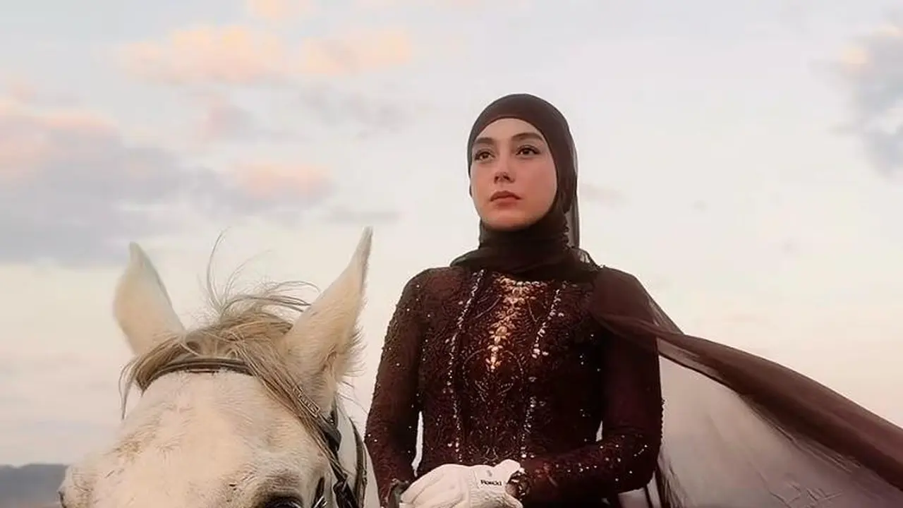 Gaya Anti-Mainstream Celine Evangelista Berkuda di Arab, Tampil Elegan dengan Kebaya Kutubaru & Kain Jarik