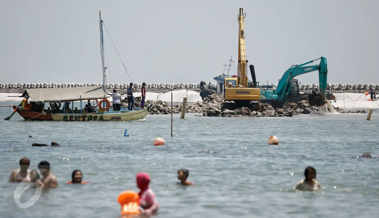 Pengerjaan proyek reklamasi kawasan Pantai Utara Jakarta, Ancol, Jakarta, Rabu (9/3/2016). Dampak yang perlu diantisipasi Pemprov DKI Jakarta atas reklamasi pantai salah satunya ialah nasib para nelayan. (Liputan6.com/Faizal Fanani)