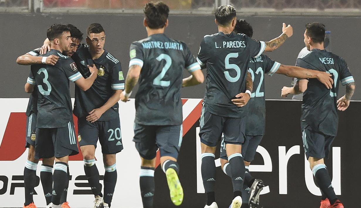 Pemain Argentina merayakan gol yang dicetak Lautaro Martinez ke gawang Peru pada laga kualifikasi Piala Dunia 2022 zona CONMEBOl di Estadio Nacional de Lima, Rabu (18/11/2020) pagi WIB. Argentina menang 2-0 atas Peru. (AFP/Ernesto Benavides/pool)
