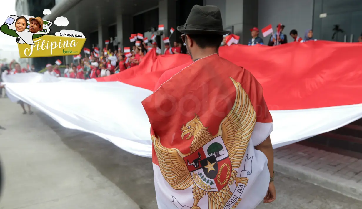Suporter Indonesia saat mendukung Timnas pada laga AFF Suzuki Cup 2016 di Philippine Sports Stadium, (19/11/2016).  (Bola.com/Nicklas Hanoatubun)