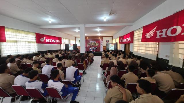 Astra Honda Dream Cup Goes to School