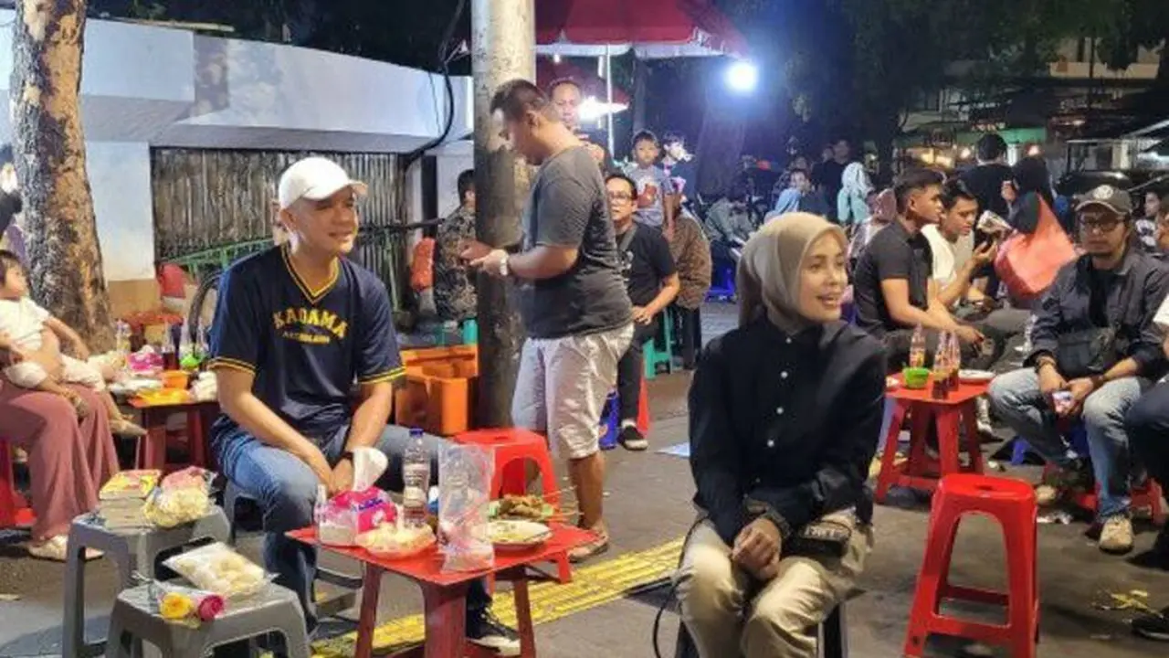 Momen spesial terjadi saat bakal calon presiden (bacapres) Ganjar Pranowo menikmati hidangan gulai tikungan (gultik) di Jalan Mahakam, Bulungan, Jakarta Selatan, Kamis (9/11/2023) (Istimewa)