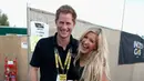 Ellie Goulding dan Pangeran Harry memang nggak pernah miliki hubungan yang resmi. Namun mereka pernah tertangkap berciuman saat Audi Polo Challenge Juni 2016. (AOL.com)