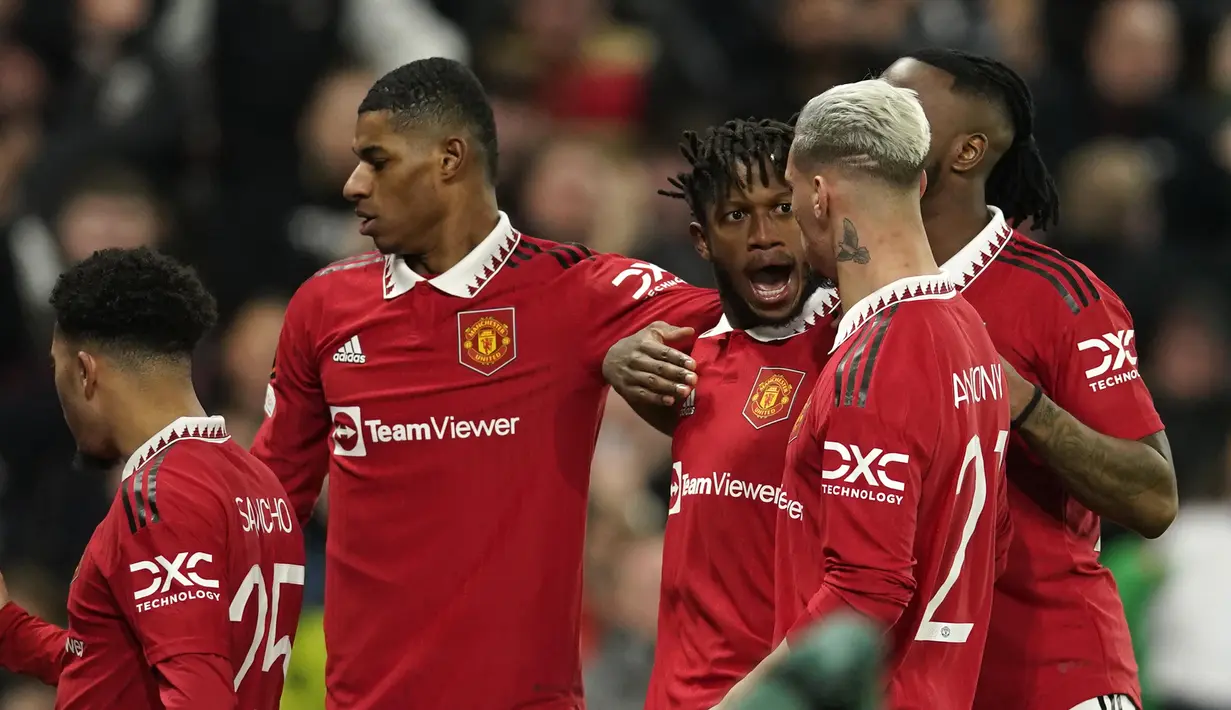 Selebrasi pemain Manchester United setelah Fred (tengah) menjebol gawang Barcelona dalam pertandingan leg kedua play-off babak gugur Liga Europa 2022/2023 yang berlangsung di Old Trafford, Jumat (24/2/2023) WIB. (AP Photo/Dave Thompson)
