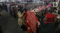 Pembeli memilih pakaian di Pasar Kebayorang Lama, Jakarta, Selasa (29/12/2020). Menteri PPN/Bappenas Suharso Manoarfa menyebut kehilangan daya beli masyarakat akibat pendapatan yang hilang baik langsung dan tak langsung karena pandemi COVID-19 mendekati Rp 1.000 triliun. (Liputan6.com/Johan Tallo)