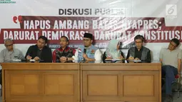 Ketum PP Pemuda Muhammadiyah Dahnil Anzar Simanjuntak (tengah) saat diskusi 'Hapus Ambang Batas Nyapres; Darurat Demokrasi, Darurat Konstitusi', Jakarta, Selasa (31/7). Diskusi dihadiri aktivis penggugat ambang batas. (Liputan6.com/Helmi Fithriansyah)