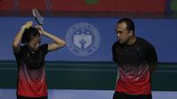 Tunggal putri Indonesia Fitriani (kiri) dan pelatihnya, Rionny Mainaky, pada final beregu bulutangkis SEA Games 2019, di Manila, Selasa (3/12/2019). (Bola.com/Muhammad Iqbal Ichsan)