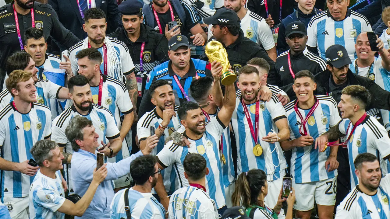 Foto: Momen Sergio Aguero Ikut Berpesta hingga Angkat Trofi Piala Dunia