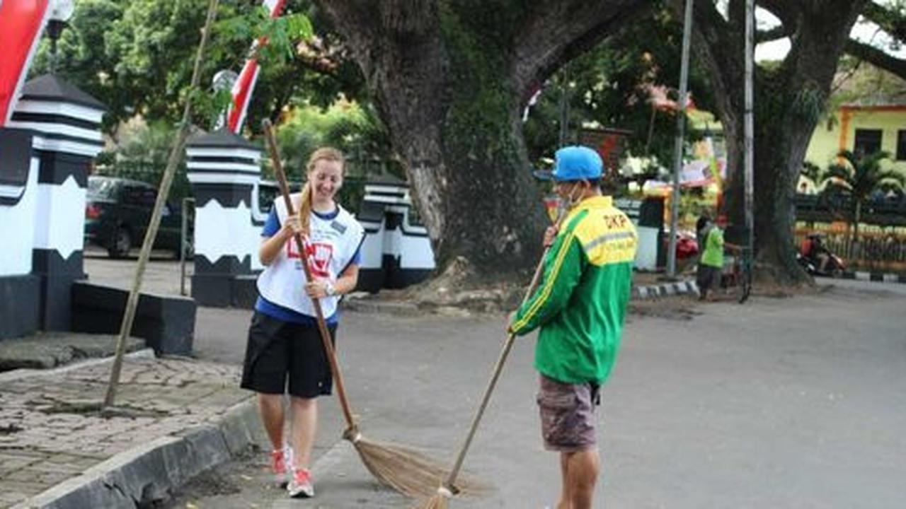 Jadi tukang sapu jalanan