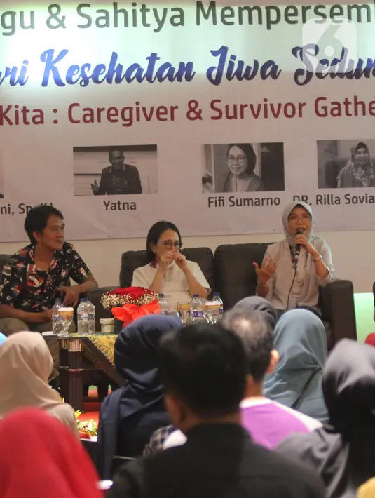 Psikiatri RSUD Pasar Minggu dr. Yaniar Mulyantini, Komunitas Art Giving Fifi dan Film Maker Yatna  menjadi pembicara dalam talkshow di Jakarta, Sabtu (12/10/2019). Acara yang digelar Sahitya dan RSUD Pasar Minggu itu bertema 'Menghapus Stigma, Berikan Dukungan'. (Liputan6.com/Angga Yuniar)