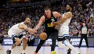 Pemain Nuggets Nikola Jokic tak berdaya menghadapi penjagaan ekstra ketat dari pemain Timberwolves di play-off NBA (AFP)