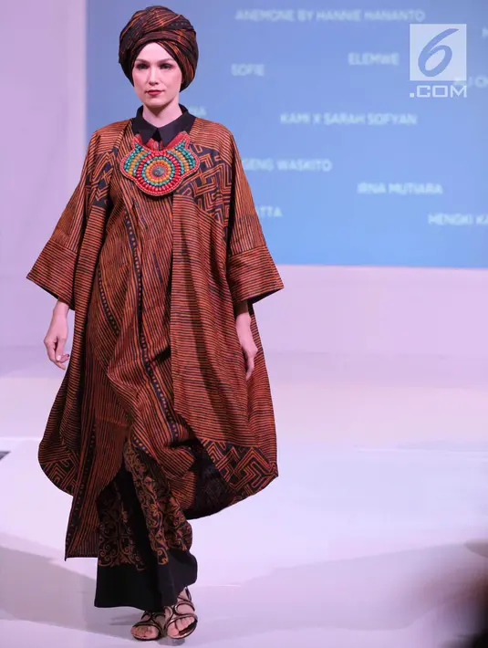 Model berjalan di atas catwalk saat pembukaan Fimela Fuchsia Market, Jakarta, Jumat (25/5). Fashion show serta talk show akan diadakan pada 25-27 Mei 2018 di Fashion Atrium. (Liputan6.com/Faizal Fanani)