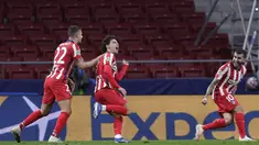 Gelandang Atletico Madrid, Joao Felix (tengah) berselebrasi usai mencetak gol ke gawang Salzburg pada pertandingan grup A Liga Champions di stadion Wanda Metropolitano di Madrid, Spanyol, Selasa (27/10/2020). Joao Felix mencetak dua gol dan mengantar Atletico menang 3-2. (AP Photo/Manu Fernandez)